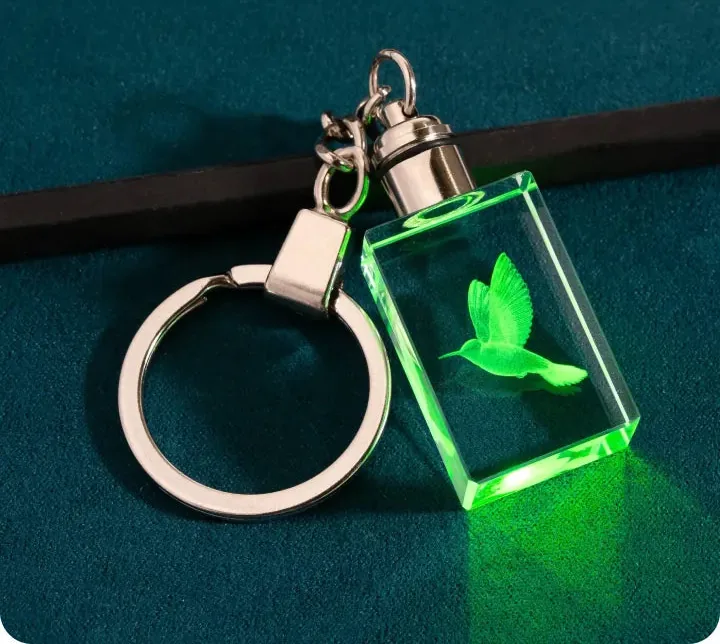 Chaveiro de cristal com beija-flor gravado e iluminado
