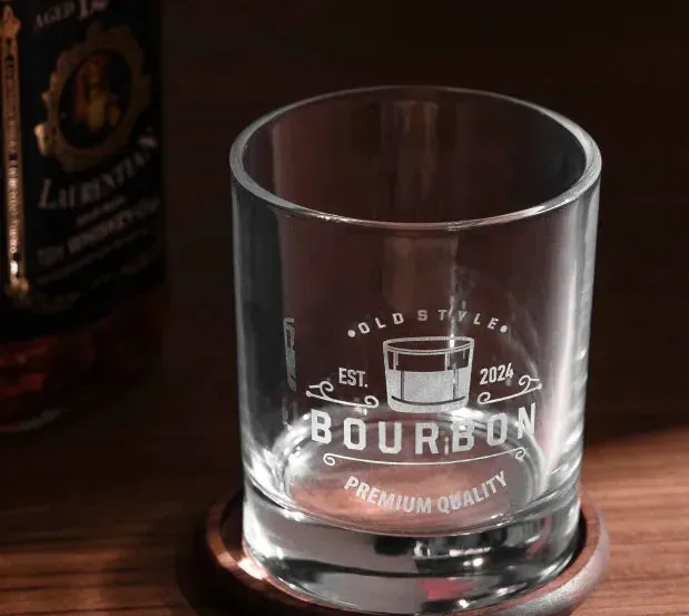Copo de whisky com rótulo gravado