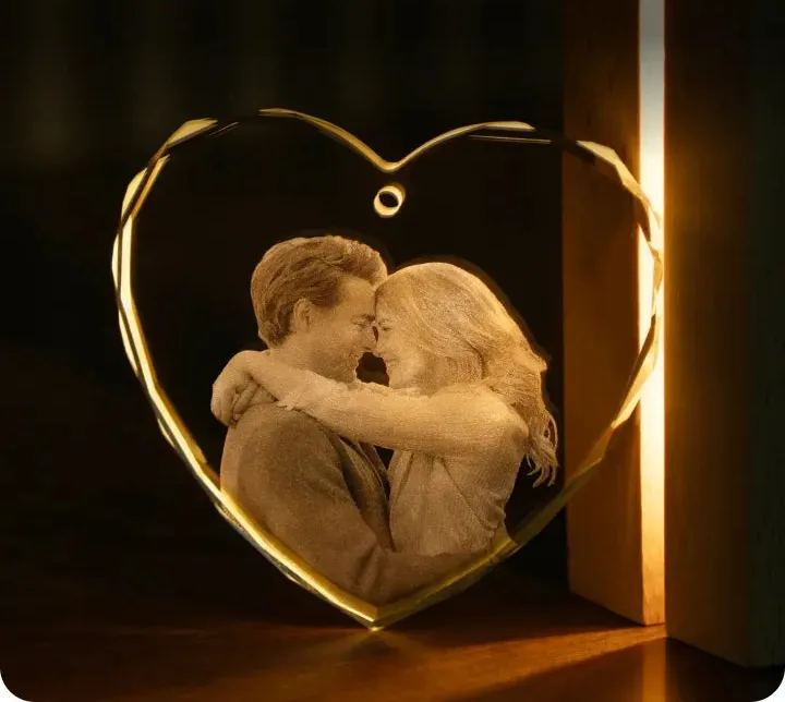 Cristal em forma de coração com foto de casal gravada