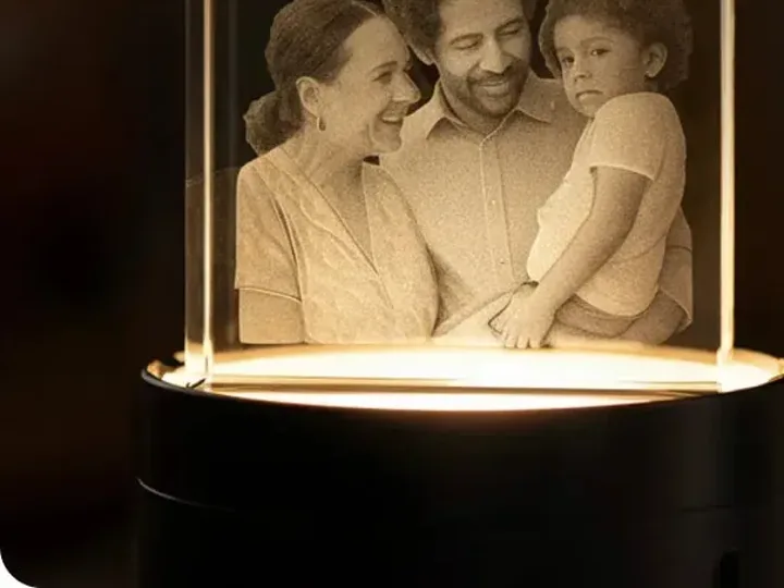 Cristal com foto de família gravada em 3D sobre base iluminada