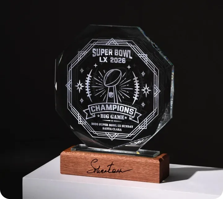 Troféu de cristal gravado sobre base de madeira