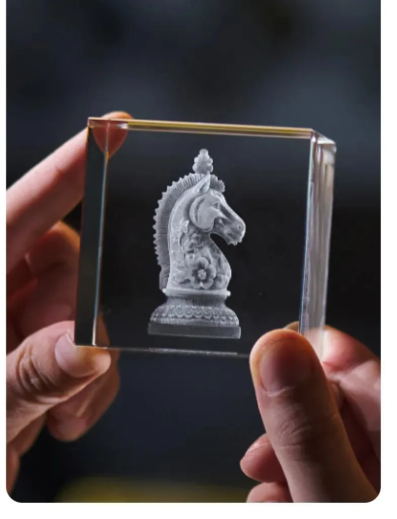Cubo de cristal com um cavalo de xadrez gravado em 3D por dentro