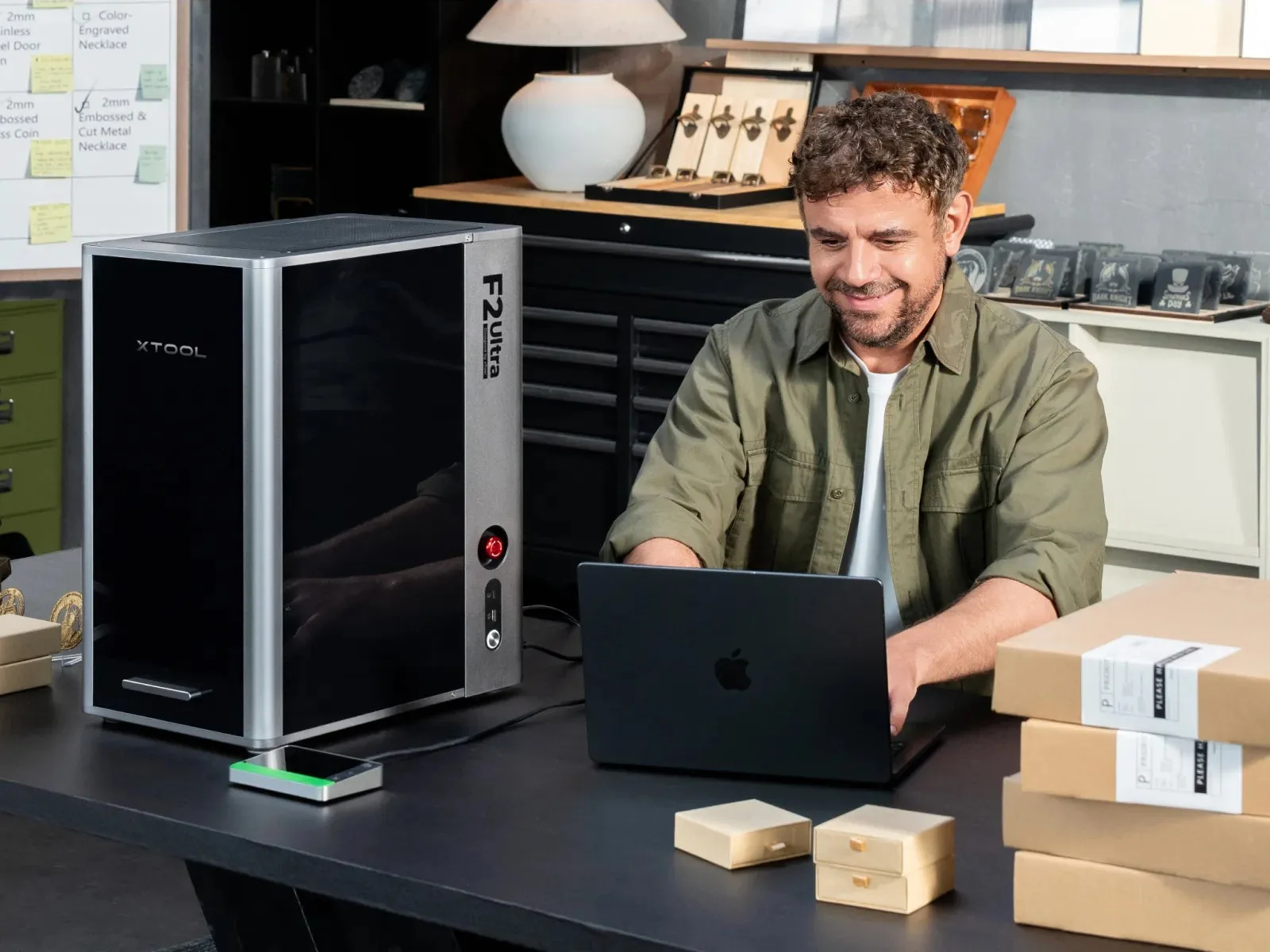Empreendedor trabalhando ao lado da xTool F2 Ultra