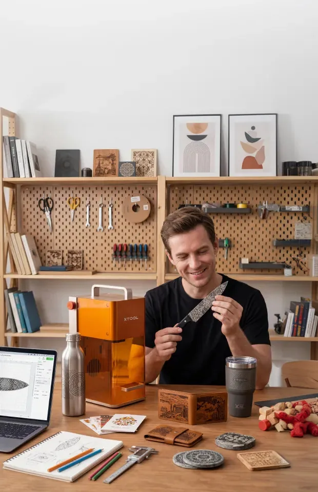 Artesão gravando peças com a xTool F2 no ateliê de casa