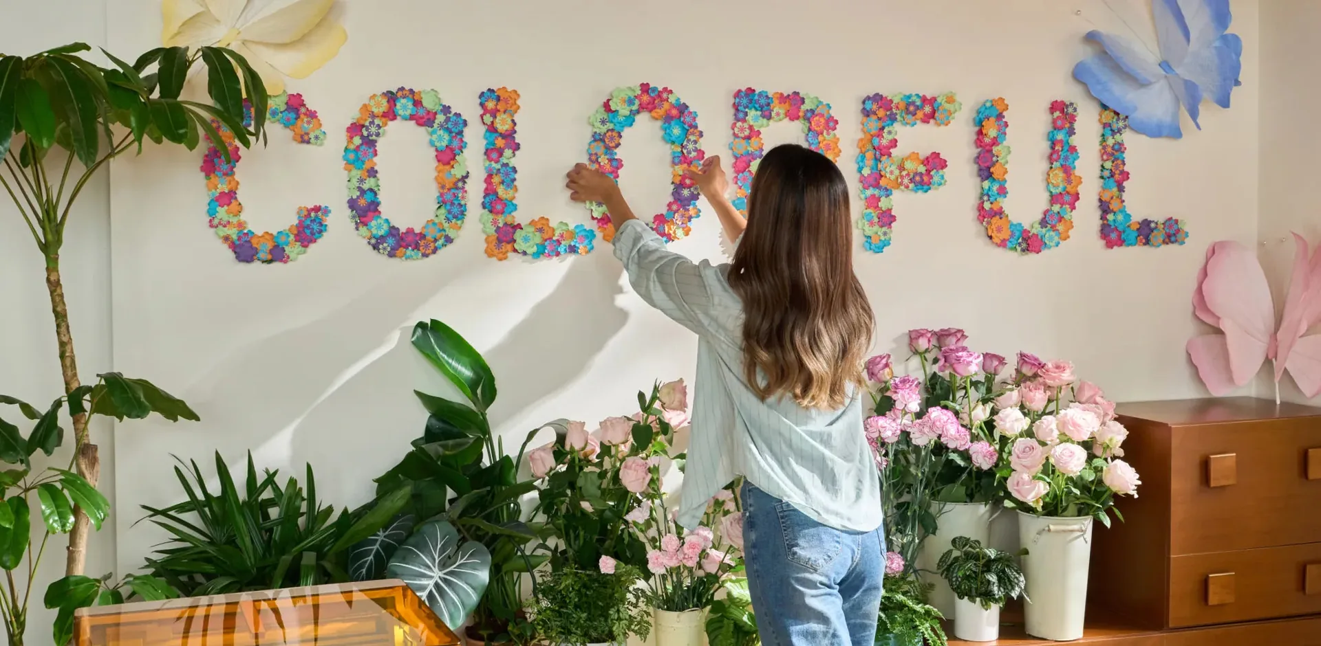 Painel decorativo colorido com flores de papel