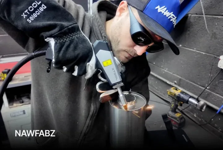 Soldador trabalhando em escapamento com a MetalFab