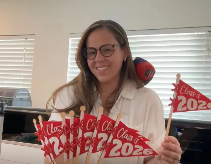 Empreendedora segurando bandeirinhas de formatura