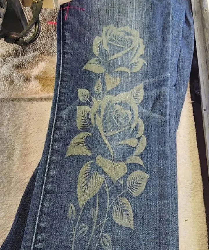 Calça jeans com rosas gravadas